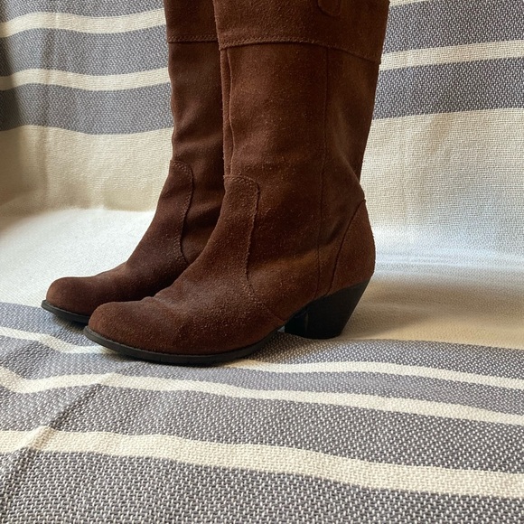BCBG Brown leather boots 9 - Like New - Picture 7 of 7